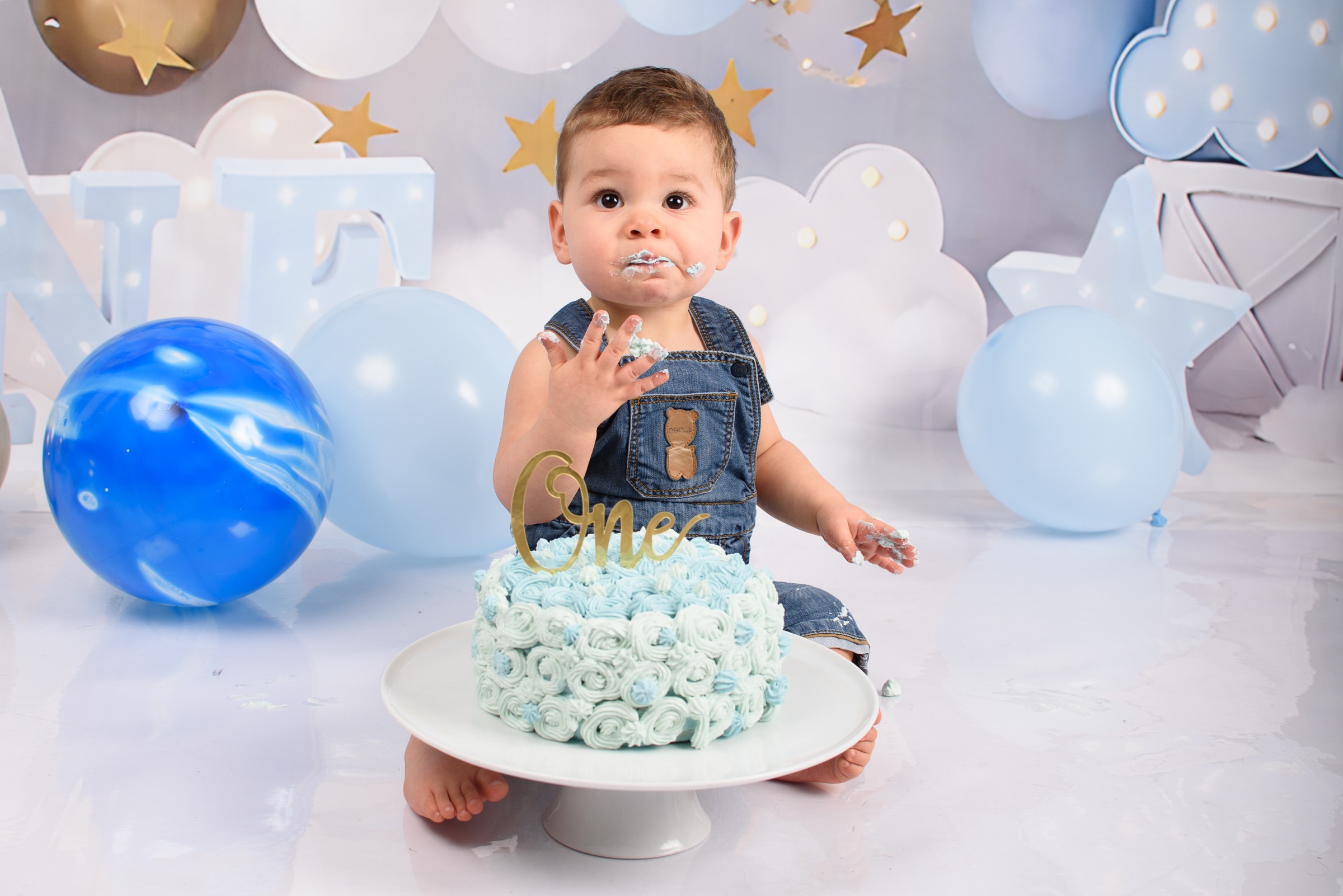 You are currently viewing Séance smash the cake à Tours : célébrer le 1er anniversaire de bébé en photos