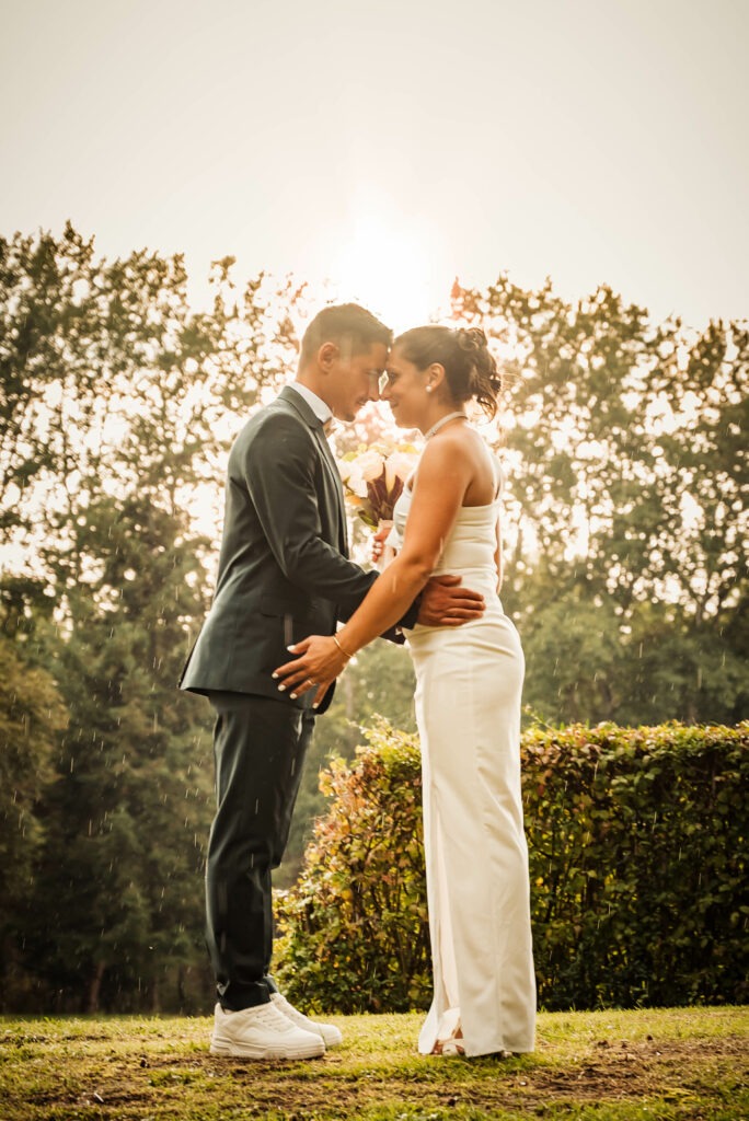 Séance de couple à l’heure dorée le jour du mariage