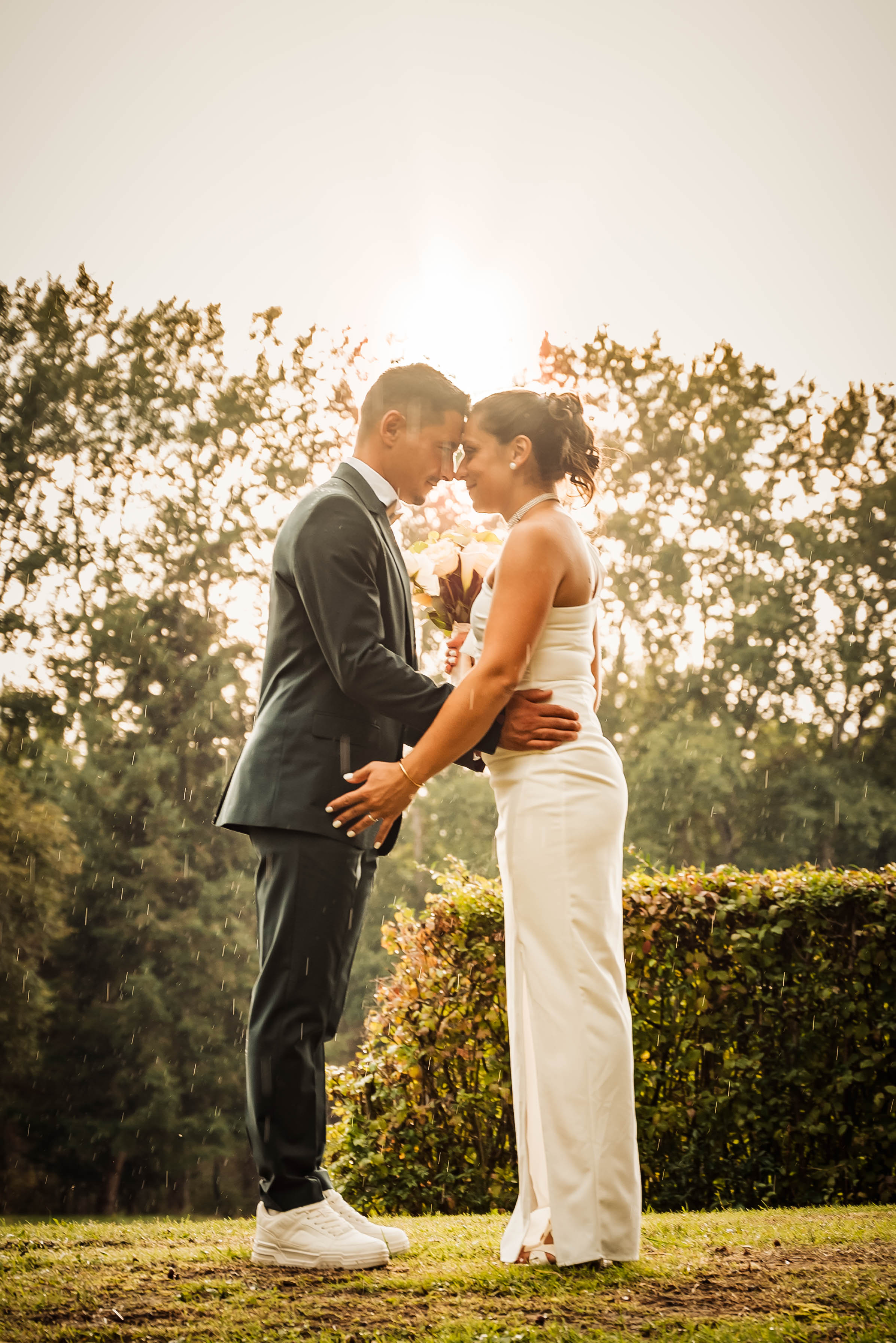 Séance de couple à l’heure dorée le jour du mariage